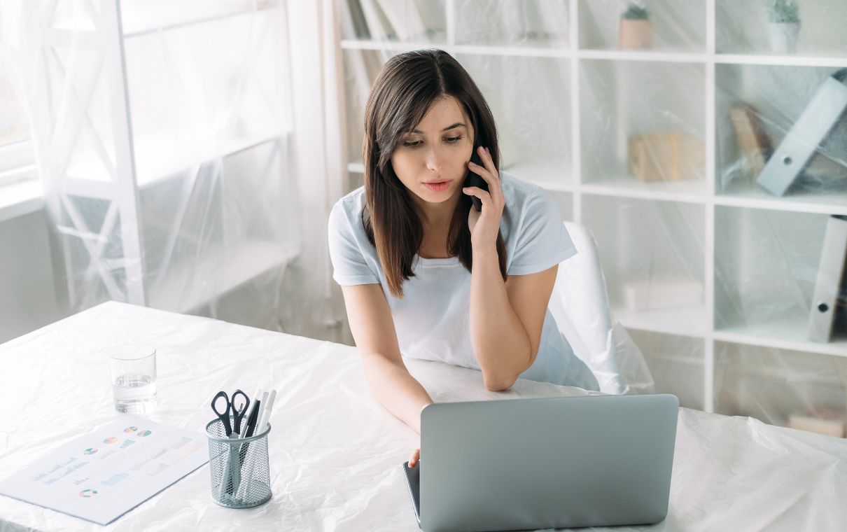 femme en train de dissoudre son entreprise