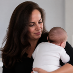 Sarah Knafo maman ? La vérité sur les rumeurs de grossesse et de maternité